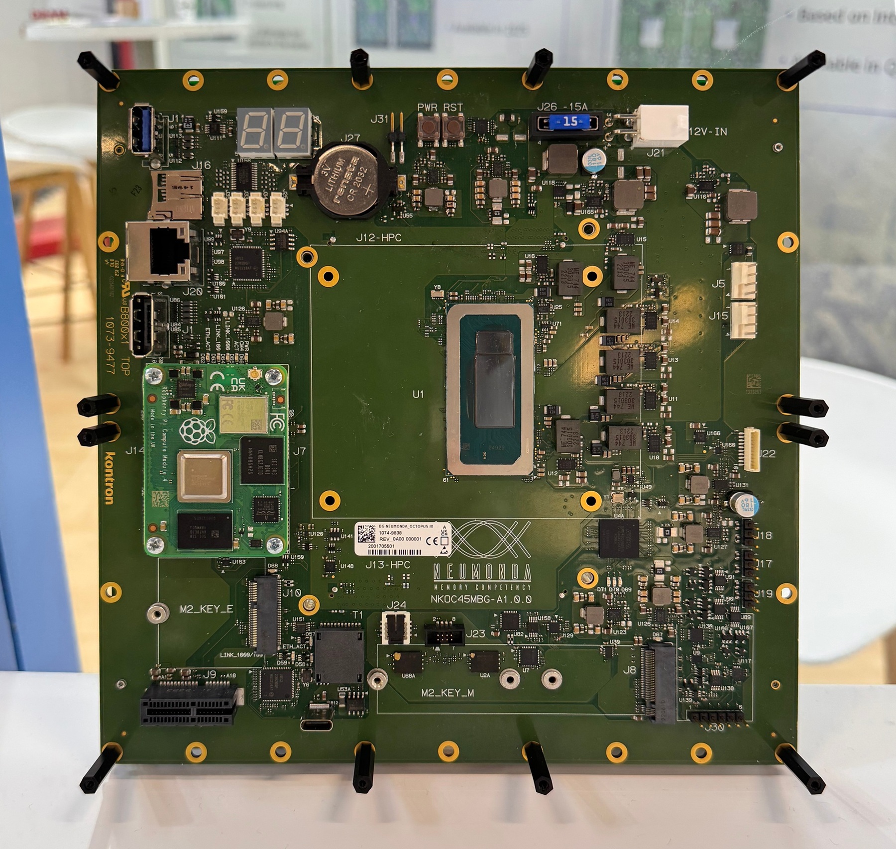 Der Neumonda Octopus Tester qualifiziert DRAM Komponenten für DRAM-Module (Die Bildrechte liegen bei dem Verfasser der Mitteilung.)