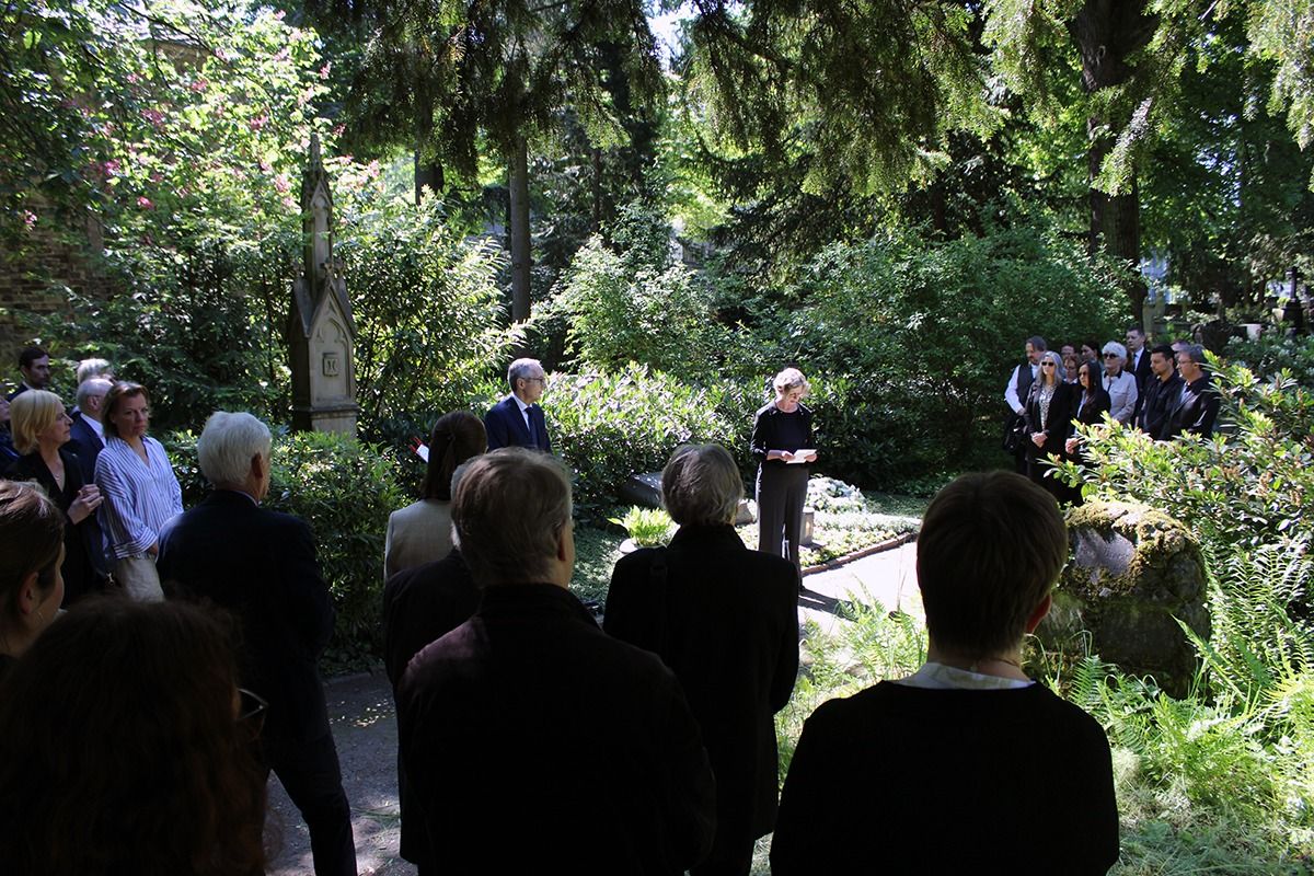 Kranzniederlegung zu Ehren von Mildred Scheel auf dem Alten Friedhof in Bonn (© Deutsche Krebshilfe) Kranzniederlegung zu Ehren von Mildred Scheel auf dem Alten Friedhof in Bonn (© Deutsche Krebshilfe)