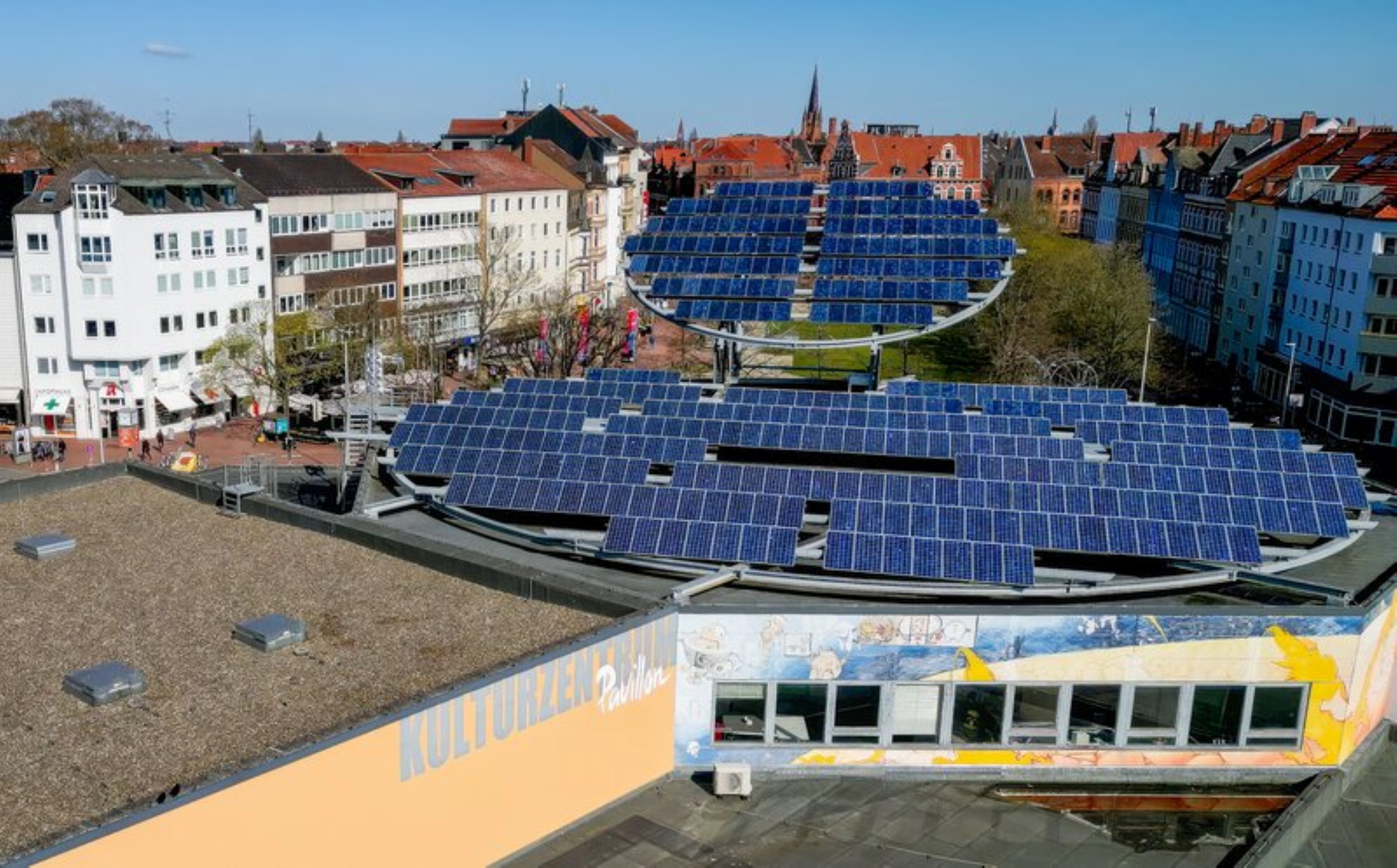 proKlima-gefördertes Photovoltaikprojekt auf einem innerstädtischen Kulturzentrum in Hannover (Foto: Tim Schaarschmidt/enercity)
