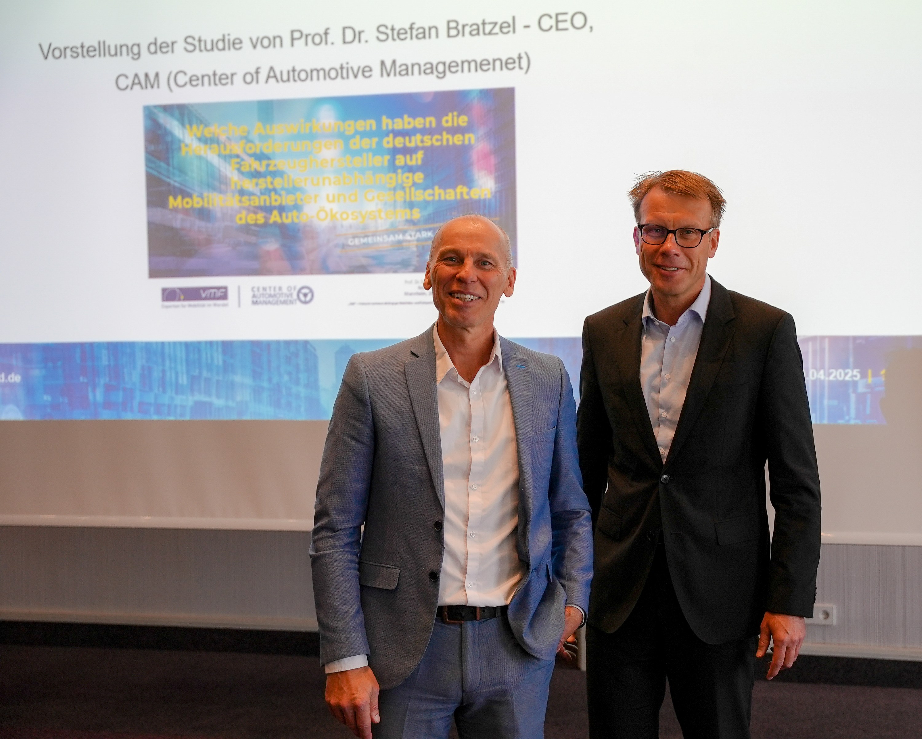 Prof. Dr. Stefan Bratzel (links) CEO von CAM und Frank Hägele (rechts), Vorsitzender des VMF. (Die Bildrechte liegen bei dem Verfasser der Mitteilung.) Prof. Dr. Stefan Bratzel (links) CEO von CAM und Frank Hägele (rechts), Vorsitzender des VMF. (Die Bildrechte liegen bei dem Verfasser der Mitteilung.)