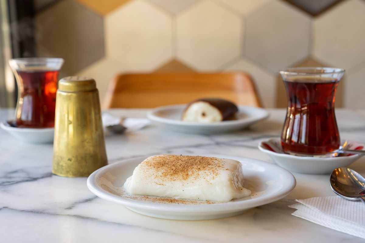 Tavuk Gö?sü-Chicken Breast Pudding (© GoTurkiye) Tavuk Gö?sü-Chicken Breast Pudding (© GoTurkiye)