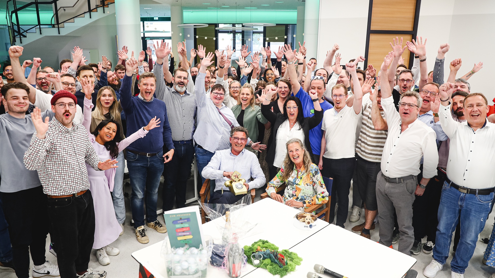 Jürgen Signer verlässt STARFACE im Mai 2025 und feierte seinen Ruhestand mit dem STARFACE Team. (Die Bildrechte liegen bei dem Verfasser der Mitteilung.) Jürgen Signer verlässt STARFACE im Mai 2025 und feierte seinen Ruhestand mit dem STARFACE Team. (Die Bildrechte liegen bei dem Verfasser der Mitteilung.)