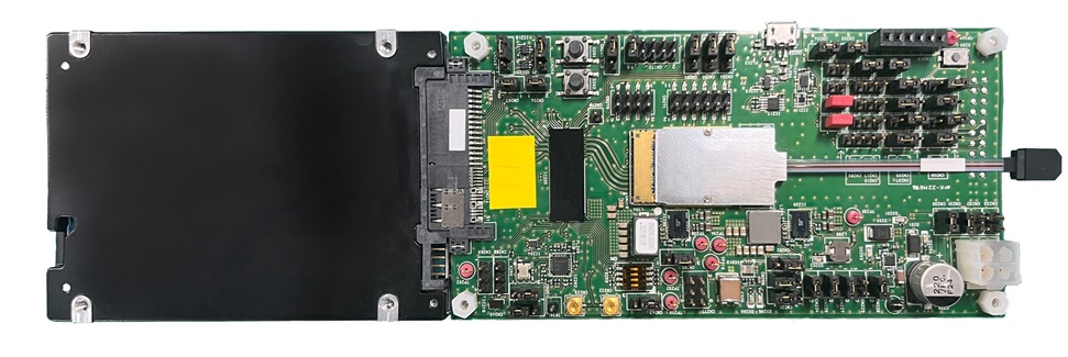 PCIe®5.0 kompatible optische Breitband-SSD (Die Bildrechte liegen bei dem Verfasser der Mitteilung.) PCIe®5.0 kompatible optische Breitband-SSD (Die Bildrechte liegen bei dem Verfasser der Mitteilung.)