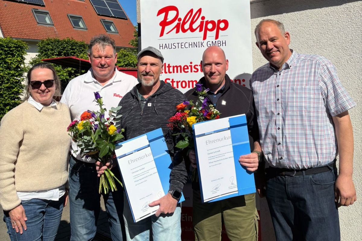 Daniel Schmidt (2.v.r.) und Christian Sander (Mitte) mit Bürgermeister Thomas Fischer (r.). (© )