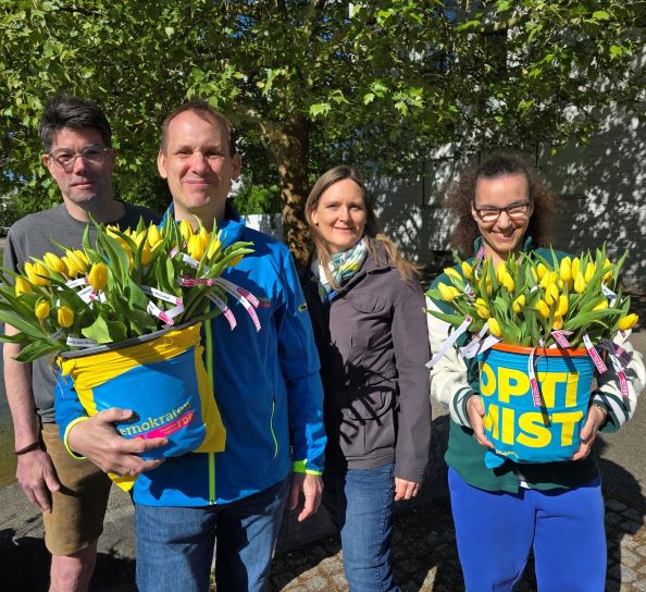 Am 10.05.2025 sensibilisierte die FDP zum Muttertag mit gelben Tulpen zum Thema Gewalt gegen Frauen.