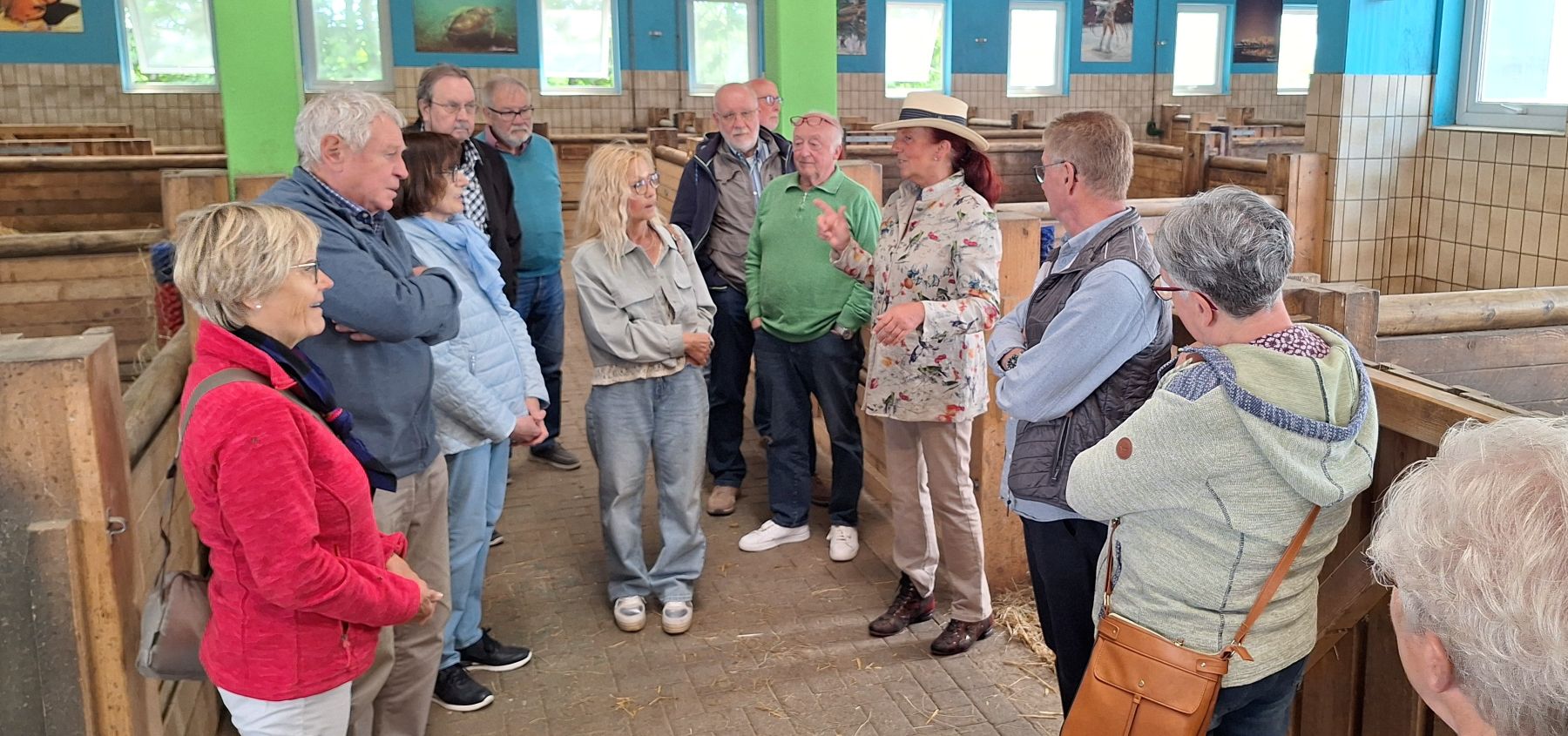 Klassentreffen im Pferdestall auf der Gut Aiderbichl Ballermann Ranch bei Annette Engelhardt (Die Bildrechte liegen bei dem Verfasser der Mitteilung.) Klassentreffen im Pferdestall auf der Gut Aiderbichl Ballermann Ranch bei Annette Engelhardt (Die Bildrechte liegen bei dem Verfasser der Mitteilung.)