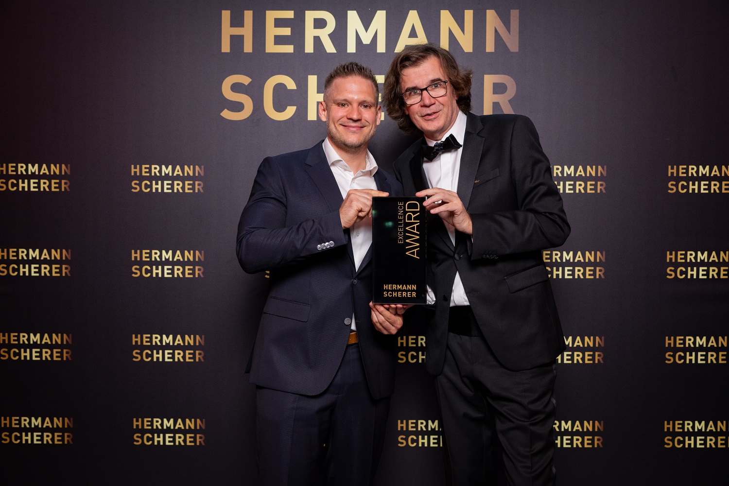 Veranstalter Hermann Schererübergibt KI- und Datenschutz-Experte Marc Pastuska den Excellence Award (Die Bildrechte liegen bei dem Verfasser der Mitteilung.)