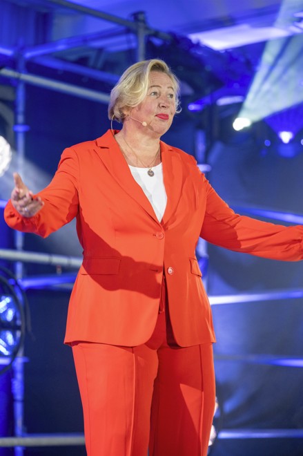 Nicola Schröderüberzeugt beim internationalen Speaker Slam mit Humor und Authentizität (Die Bildrechte liegen bei dem Verfasser der Mitteilung.) Nicola Schröderüberzeugt beim internationalen Speaker Slam mit Humor und Authentizität (Die Bildrechte liegen bei dem Verfasser der Mitteilung.)