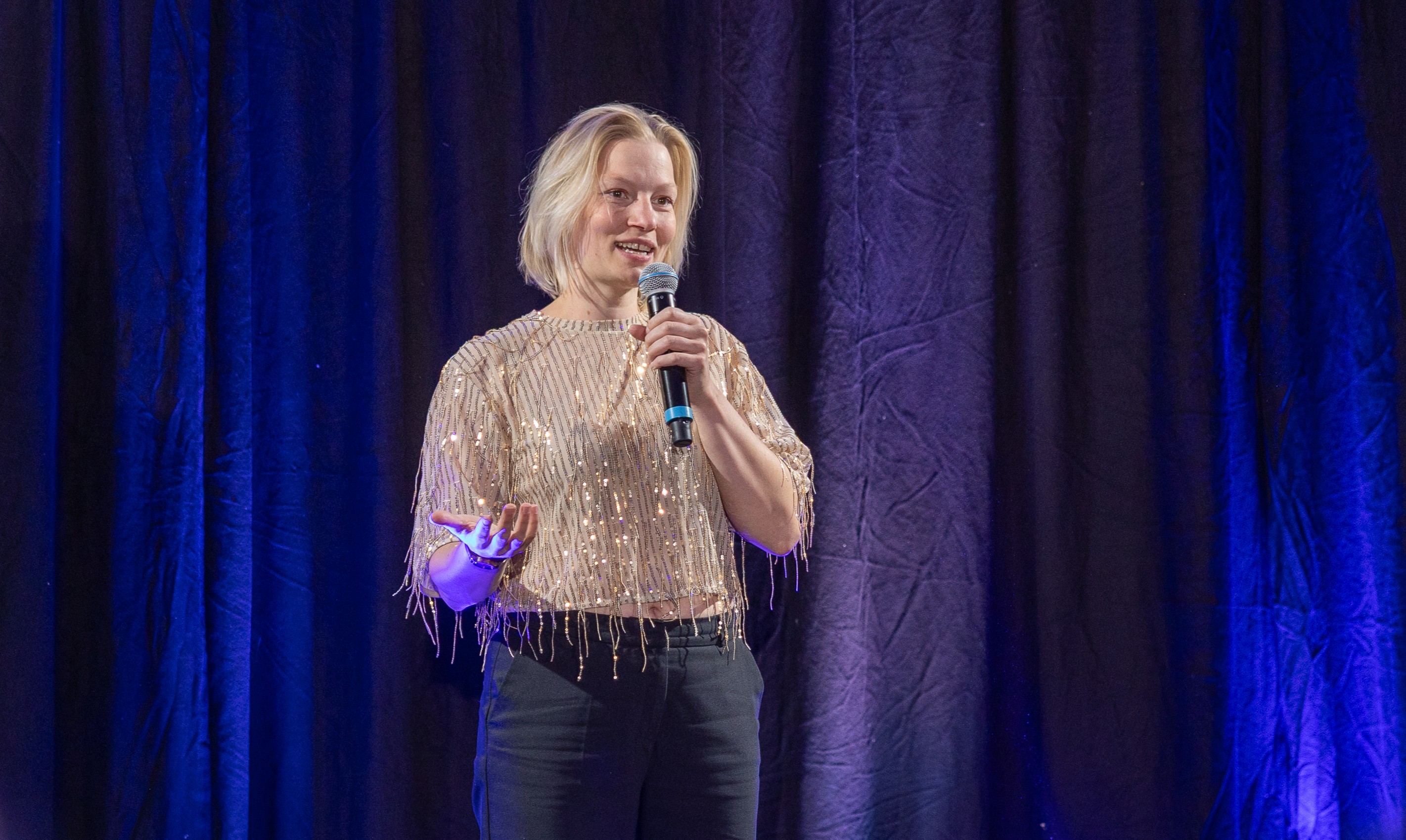 Vera Hartling zieht das Publikum bei Ihrer Rede auf dem International Speaker Slam 2025 in den Bann (Bildquelle: Timo Dietz) Vera Hartling zieht das Publikum bei Ihrer Rede auf dem International Speaker Slam 2025 in den Bann (Bildquelle: Timo Dietz)