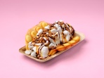 Softeis-Bubble-Waffel mit crunchy Karamelltopping Softeis-Bubble-Waffel mit crunchy Karamelltopping