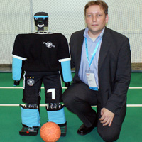 Fußball-Weltmeister: Sven Behnke, IEEE-Mitglied von der Universität Bonn, mit Torschütze Dynaped Fußball-Weltmeister: Sven Behnke, IEEE-Mitglied von der Universität Bonn, mit Torschütze Dynaped