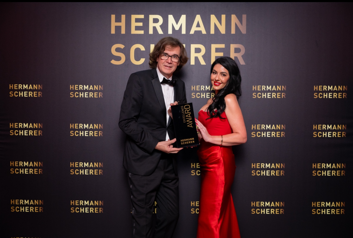 Der Excellence Award wirdüberreicht von Hermann Scherer, Fotograf: Justin Bockey (Die Bildrechte liegen bei dem Verfasser der Mitteilung.)