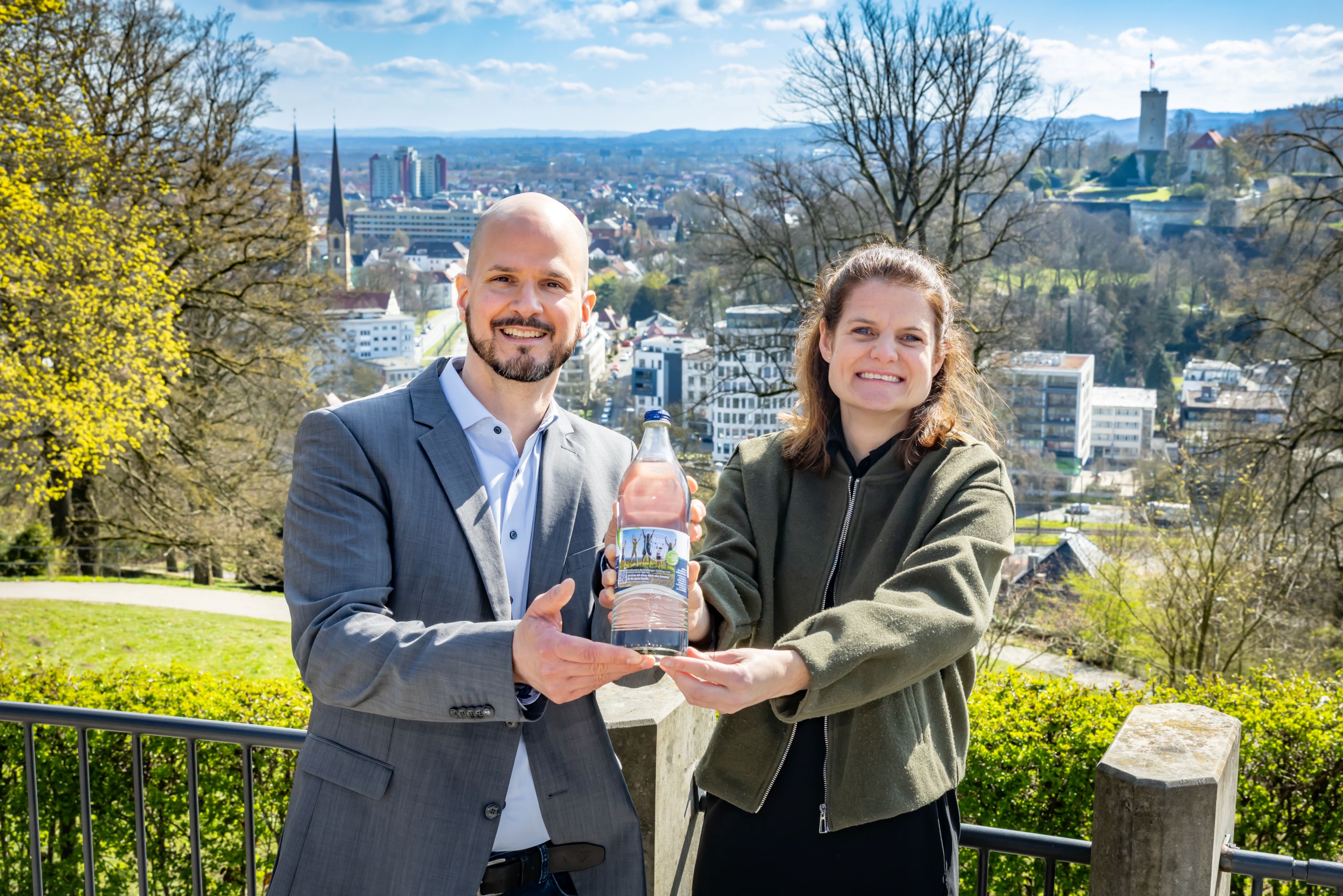 Markus Backes (TWT) und Saskia Huneke (Carolinen) mit einer Aktionsflasche (Bildquelle: @Carolinen)