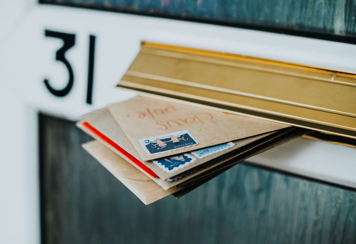 Ein voller Briefkasten verrät direkt: Hier ist niemand Zuhause. Foto: freepik Ein voller Briefkasten verrät direkt: Hier ist niemand Zuhause. Foto: freepik