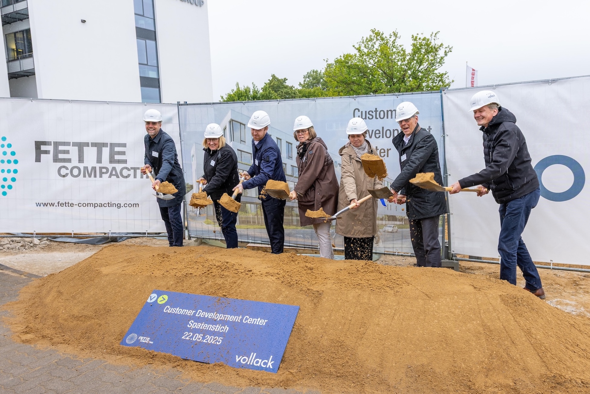 Der Spatenstich für das CDC'25 von Fette Compacting ist gesetzt. (Bildquelle: Fette Compacting) Der Spatenstich für das CDC'25 von Fette Compacting ist gesetzt. (Bildquelle: Fette Compacting)