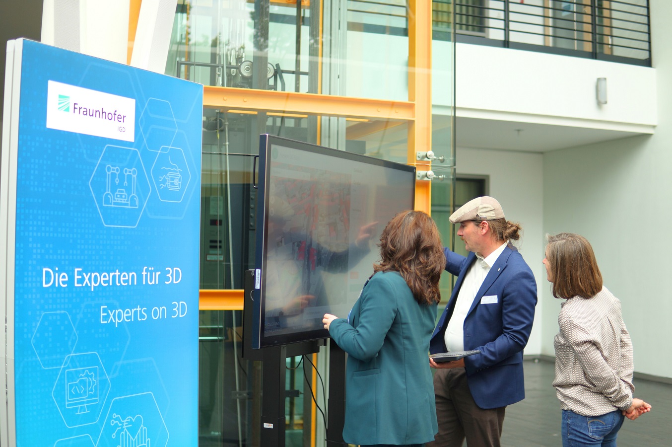 Gäste aus den Partnerstädten Darmstadts testen am Fraunhofer IGD Technologien zur digitalen Stadtplanung.