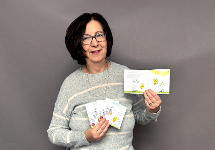 Dr. Renate Wimmer mit dem ARCO-Pocket-Buch (Die Bildrechte liegen bei dem Verfasser der Mitteilung.)