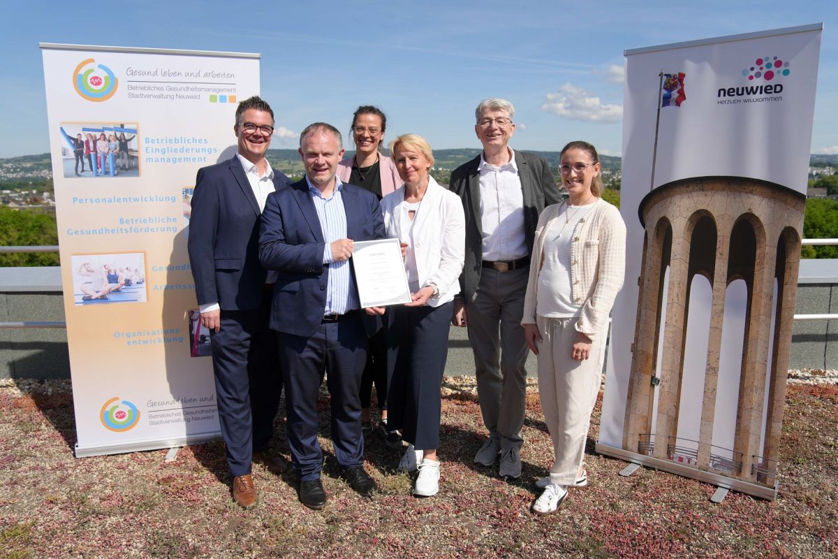 Vertreter:innen der Stadtverwaltung Neuwied mit der Auszeichnung 