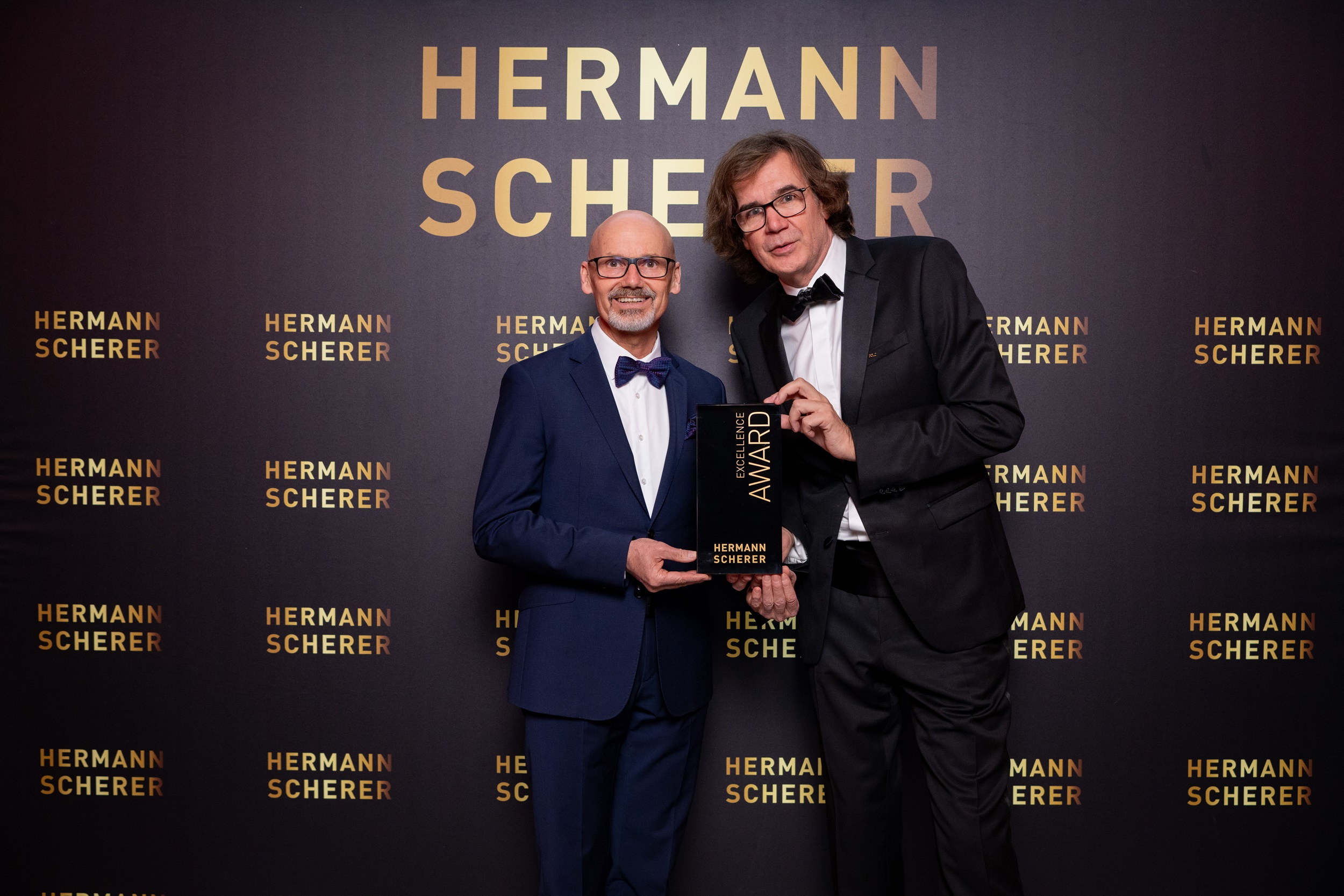Beim Speaker Slam nahm Jürgen Müller den Excellence Award aus den Händen von Juror Hermann Scherer e (Bildquelle: @ Justin Bockey) Beim Speaker Slam nahm Jürgen Müller den Excellence Award aus den Händen von Juror Hermann Scherer e (Bildquelle: @ Justin Bockey)