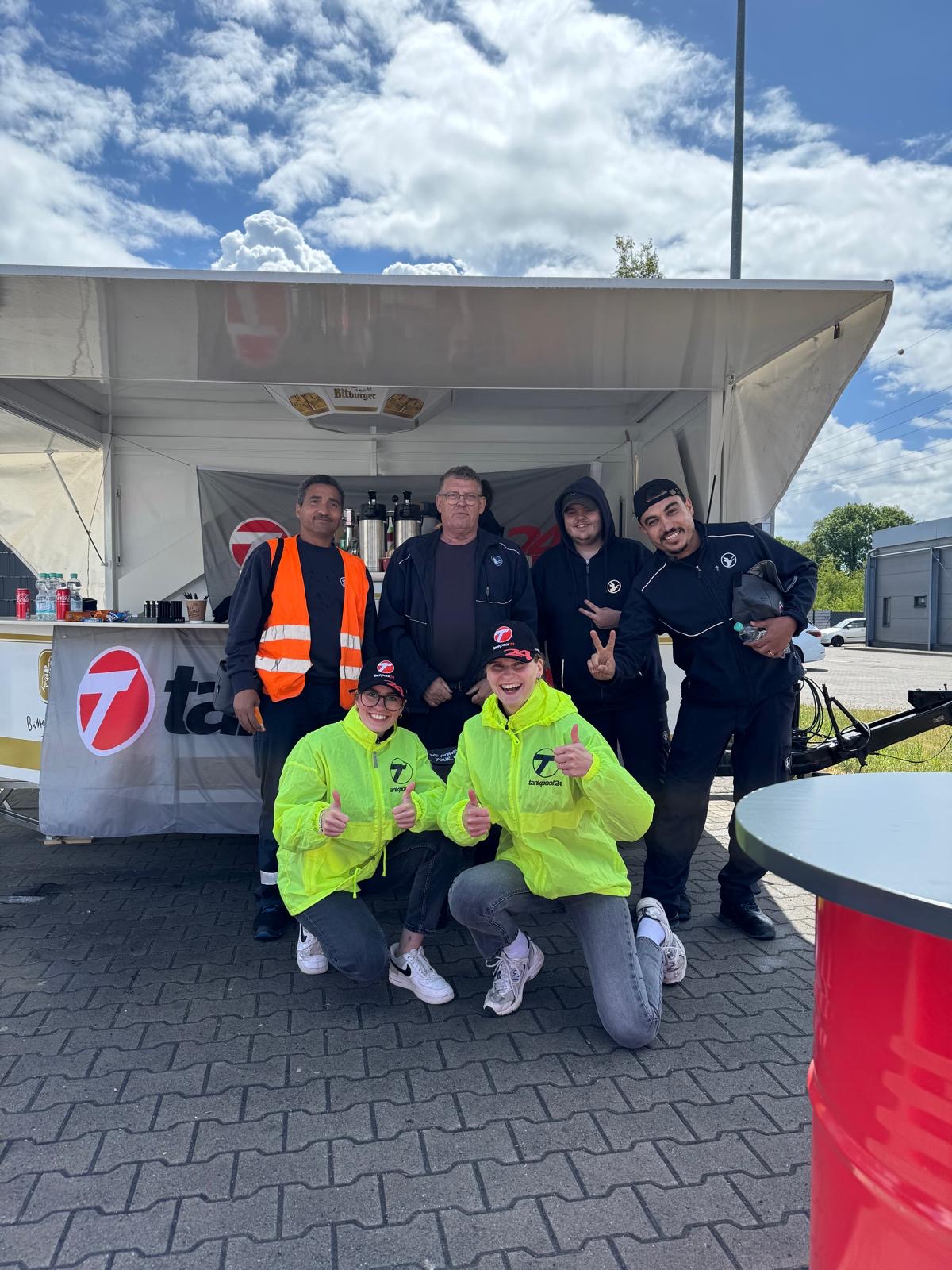 Ein starkes Team auf beiden Seiten der Zapfsäule: Mitarbeiter von tankpool24 und Fahrer feiern gemei (Die Bildrechte liegen bei dem Verfasser der Mitteilung.)