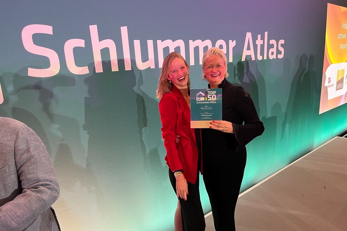 And the winner is ... Samira und Petra Schumann bei der Preisverleihung