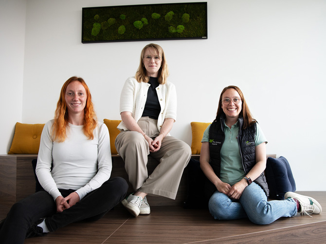 Saskia Zoll, Janna Riering und Maike Fritz (v. li.) diskutiertenüber die aktuelle Lage im Grünland. (Die Bildrechte liegen bei dem Verfasser der Mitteilung.) Saskia Zoll, Janna Riering und Maike Fritz (v. li.) diskutiertenüber die aktuelle Lage im Grünland. (Die Bildrechte liegen bei dem Verfasser der Mitteilung.)