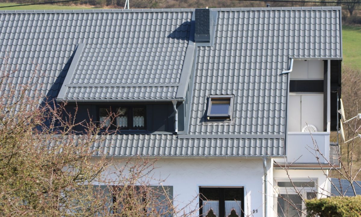 Stahldachpfannen von Luxmetall ermöglichen preisgünstigen Wohnraum unter dem Dach (© Luxmetall)