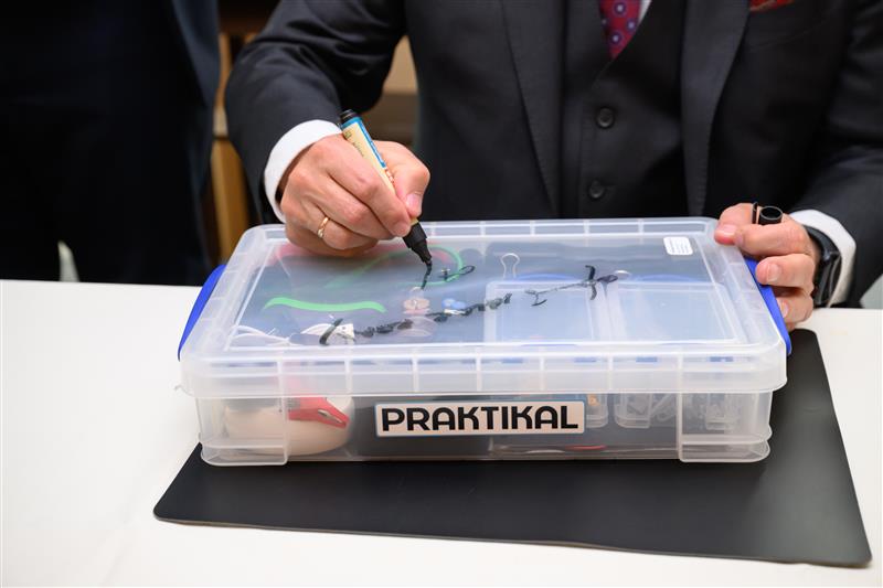 Signierung der ersten Box
