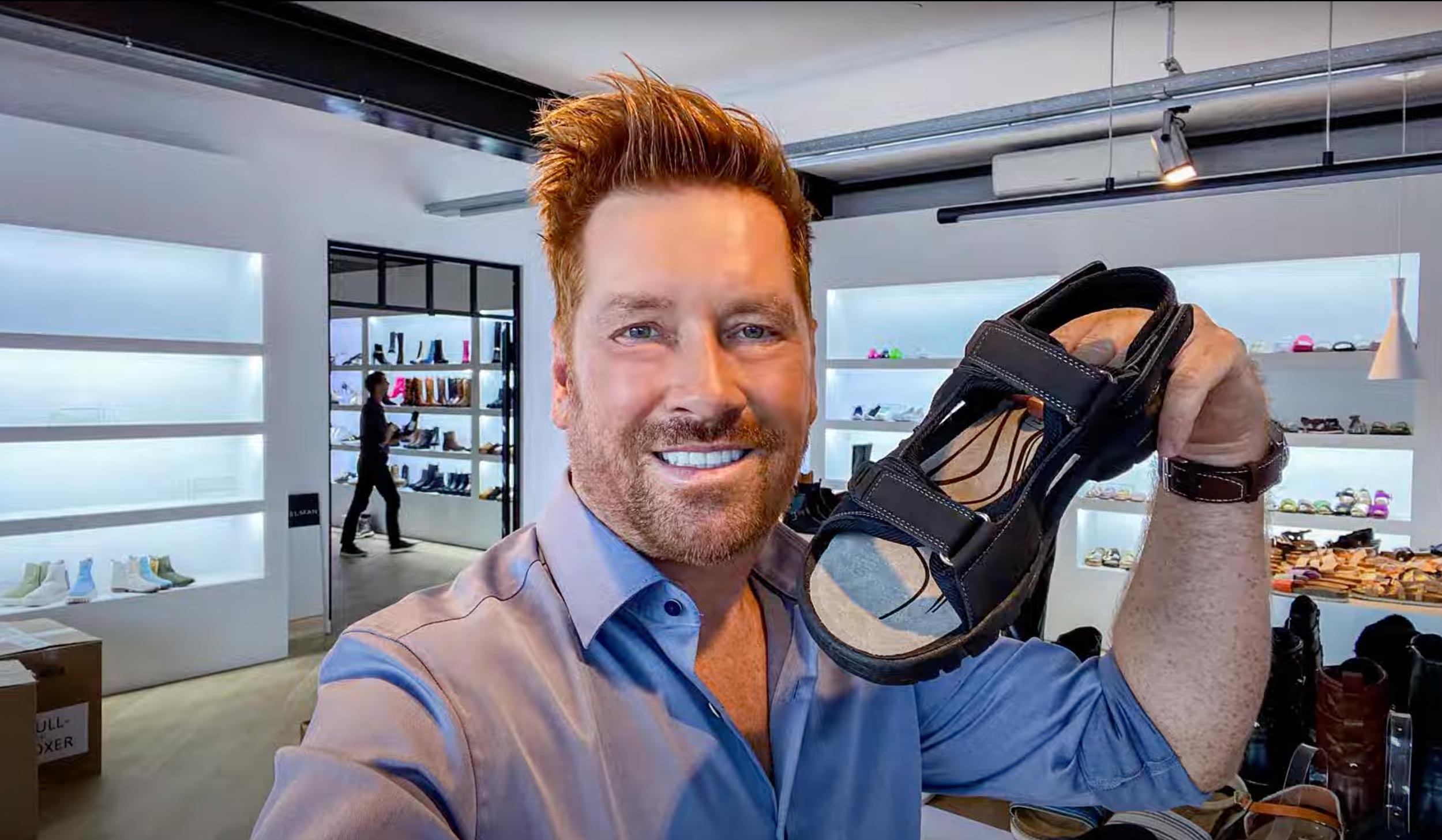 Kay Zimmer, Chef der schuhplus-group, präsentiert die MAVINS Kollektion Sommer 2025 (Die Bildrechte liegen bei dem Verfasser der Mitteilung.) Kay Zimmer, Chef der schuhplus-group, präsentiert die MAVINS Kollektion Sommer 2025 (Die Bildrechte liegen bei dem Verfasser der Mitteilung.)