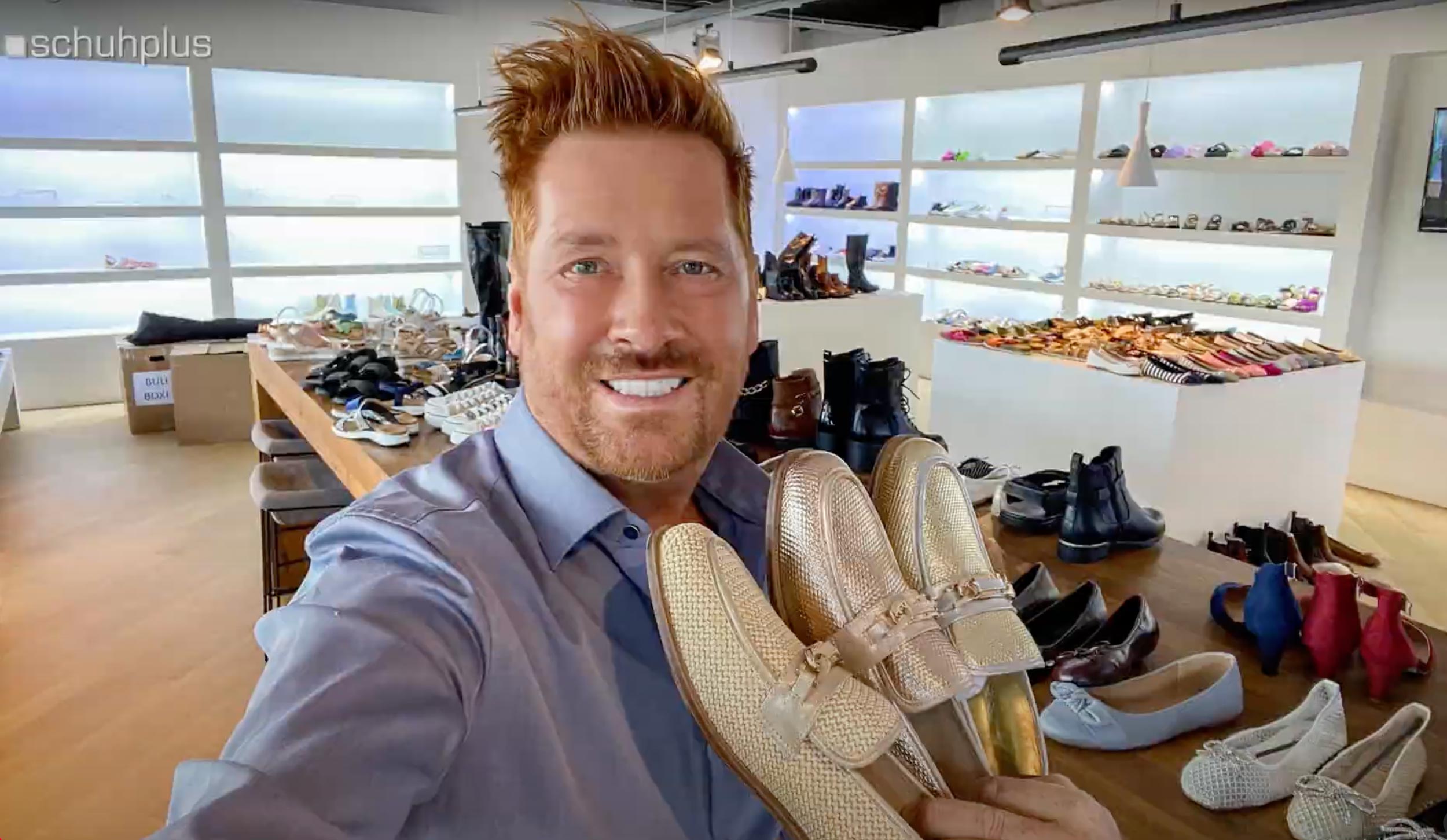 Kay Zimmer, Chef der schuhplus group, mit der brandneuen Kollektion von LadyPepp für Sommer 2025 (Die Bildrechte liegen bei dem Verfasser der Mitteilung.) Kay Zimmer, Chef der schuhplus group, mit der brandneuen Kollektion von LadyPepp für Sommer 2025 (Die Bildrechte liegen bei dem Verfasser der Mitteilung.)