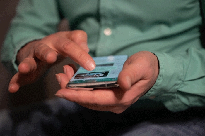 Mann aktiviert den Flugmodus am Smartphone, auf der Rückseite ist ein unsichtbarer Schungit-Stein. (Die Bildrechte liegen bei dem Verfasser der Mitteilung.) Mann aktiviert den Flugmodus am Smartphone, auf der Rückseite ist ein unsichtbarer Schungit-Stein. (Die Bildrechte liegen bei dem Verfasser der Mitteilung.)