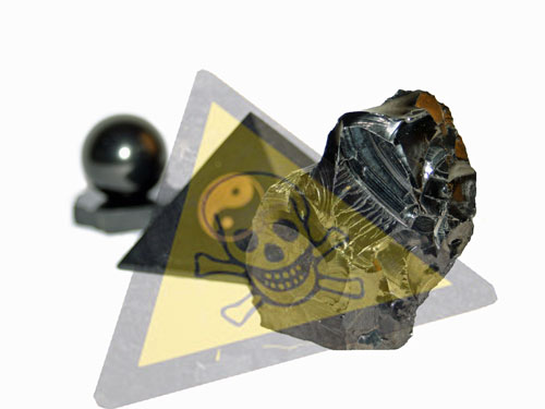 Edel-Schungit, Schungit, Pyramide und Kugel–mit Warnsymbol darüber. (Die Bildrechte liegen bei dem Verfasser der Mitteilung.) Edel-Schungit, Schungit, Pyramide und Kugel–mit Warnsymbol darüber. (Die Bildrechte liegen bei dem Verfasser der Mitteilung.)