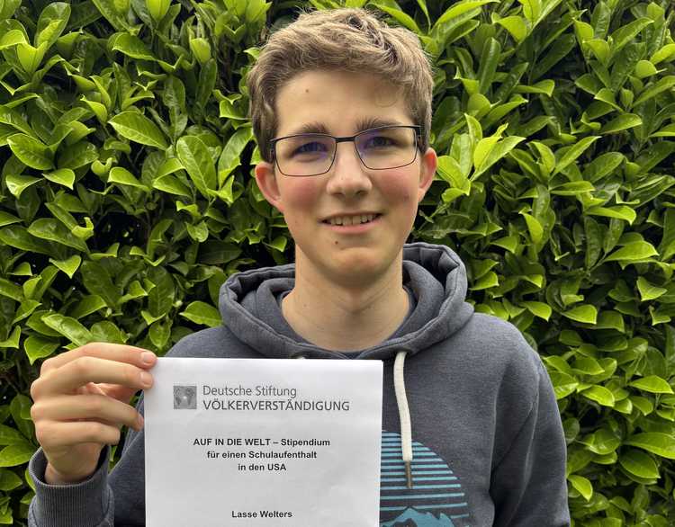 AUF IN DIE WELT Stipendien für Schüleraustausch: Lasse mit Urkunde (Stiftung Völkerverständigung) AUF IN DIE WELT Stipendien für Schüleraustausch: Lasse mit Urkunde (Stiftung Völkerverständigung)