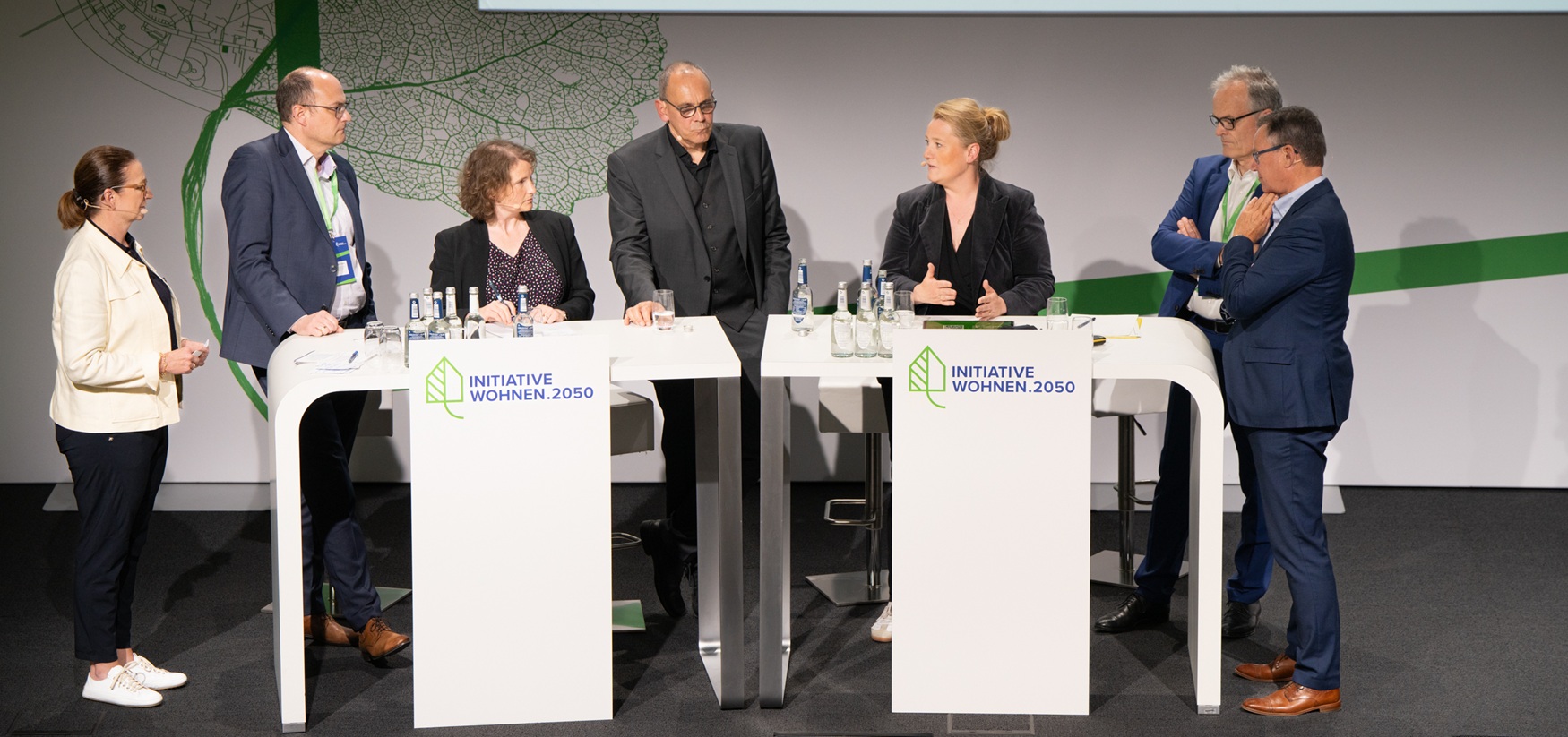 Diskussionsrunde„Wege zur Finanzierbarkeit der Klimaneutralität“beim 5. IW.2050-Fachkongress. (Bildquelle: Initiative Wohnen.2050/ Walter Vorjohann)