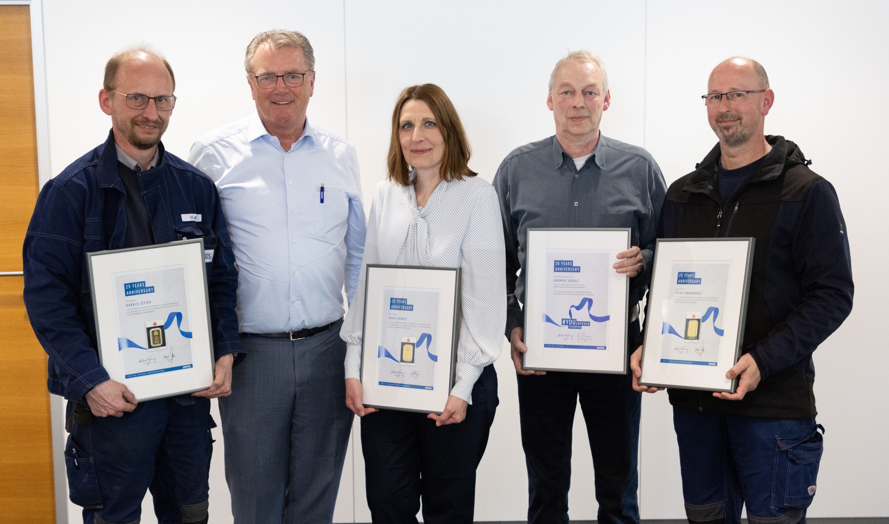 Urkunden, Geschenke und Glückwünsche - Feierstunde bei DENIOS (Die Bildrechte liegen bei dem Verfasser der Mitteilung.) Urkunden, Geschenke und Glückwünsche - Feierstunde bei DENIOS (Die Bildrechte liegen bei dem Verfasser der Mitteilung.)