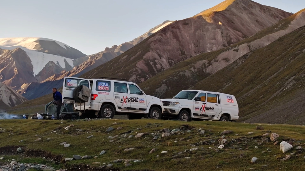 Offroad-Fahrzeuge vor magischer Landschaft (Die Bildrechte liegen bei dem Verfasser der Mitteilung.) Offroad-Fahrzeuge vor magischer Landschaft (Die Bildrechte liegen bei dem Verfasser der Mitteilung.)