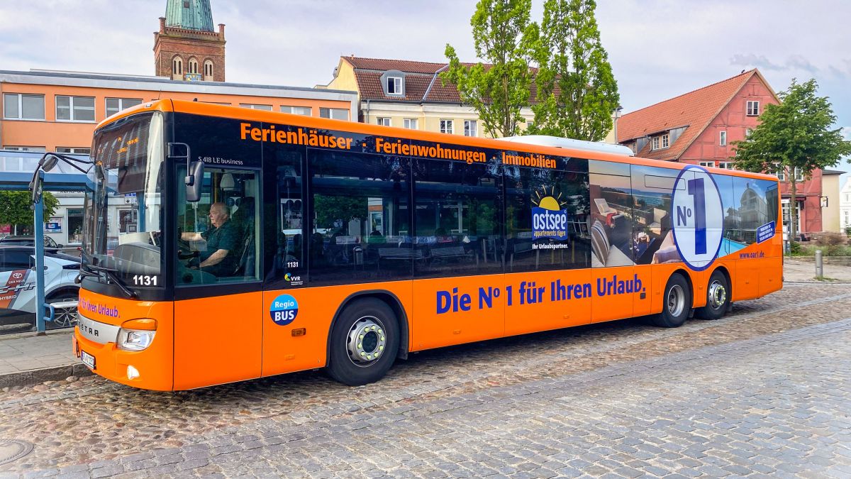 Chic auf den Inselstraßen unterwegs: ein Bus der Verkehrsgesellschaft Vorpommern-Rügen (© OAR) Chic auf den Inselstraßen unterwegs: ein Bus der Verkehrsgesellschaft Vorpommern-Rügen (© OAR)