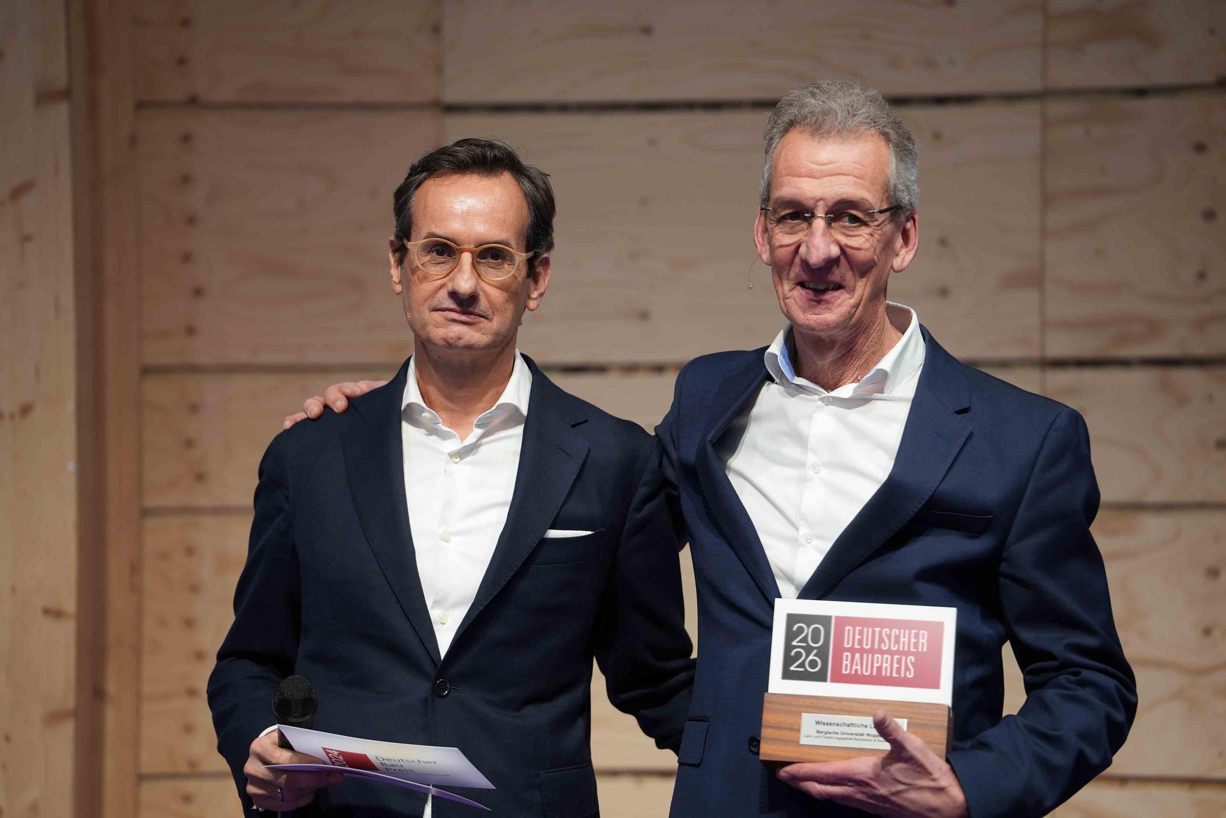 (Foto: Bauverlag) Michael Voss (l.) und Prof. Manfred Helmus verleihen den Deutschen Baupreis 2026 (Die Bildrechte liegen bei dem Verfasser der Mitteilung.) (Foto: Bauverlag) Michael Voss (l.) und Prof. Manfred Helmus verleihen den Deutschen Baupreis 2026 (Die Bildrechte liegen bei dem Verfasser der Mitteilung.)