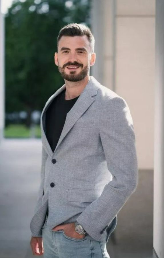 Jakob Kiender, Gründer der Salevate GmbH, bildet Copywriter für Unternehmen aus. (© )