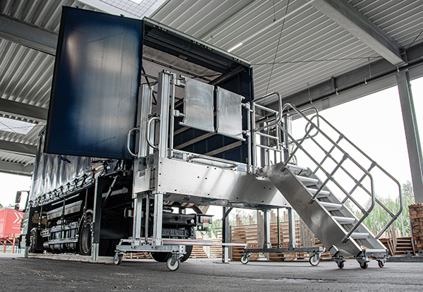 Fahrbare Plattformtreppe mit akkubetriebener Höhenverstellung für Hydro Building Systems Germany (Die Bildrechte liegen bei dem Verfasser der Mitteilung.)
