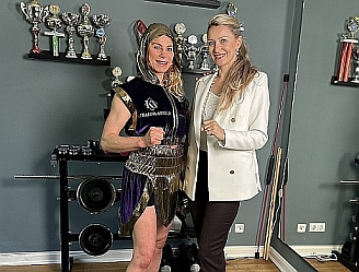 Boxerin Natalie Zimmermann mit Designerin Katharina Arnold; Foto: Sabine Skiba