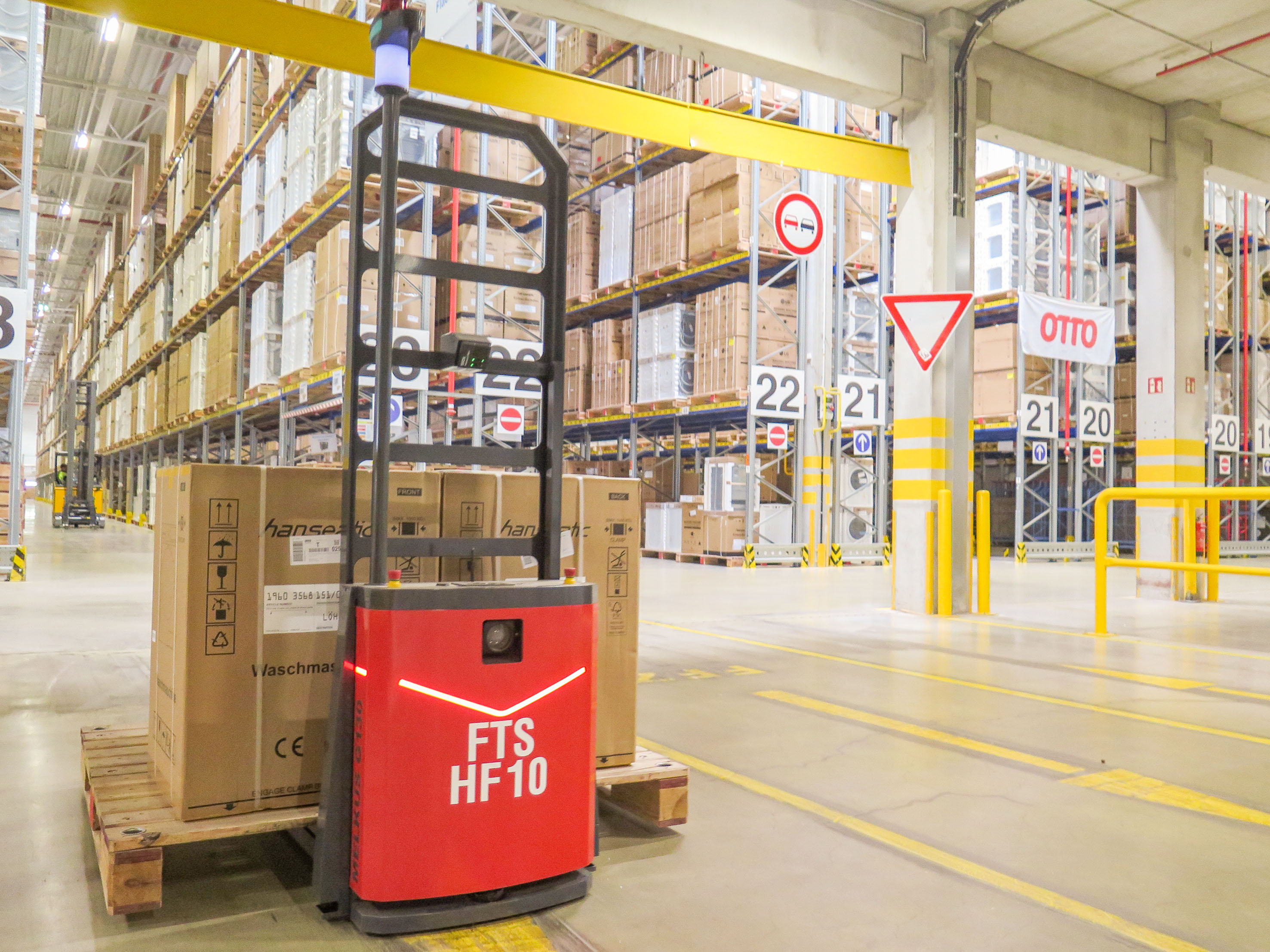 Autonome mobile Roboter transportieren im Logistikzentrum Löhne Paletten mit kommissionierter Ware. (Bildquelle: Hermes Fulfilment) Autonome mobile Roboter transportieren im Logistikzentrum Löhne Paletten mit kommissionierter Ware. (Bildquelle: Hermes Fulfilment)