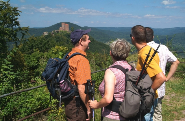 Stauferwein und Klosterbrüder - Weinerlebniswanderung zum Stauferjahr im Trifelsland. Stauferwein und Klosterbrüder - Weinerlebniswanderung zum Stauferjahr im Trifelsland.