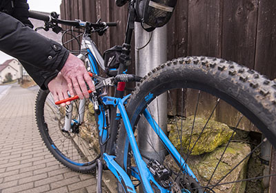 Ein Fahrradunfall ist schnell passiert und teure Räder wecken Begehrlichkeiten: Foto: HUK-COBURG (Die Bildrechte liegen bei dem Verfasser der Mitteilung.)