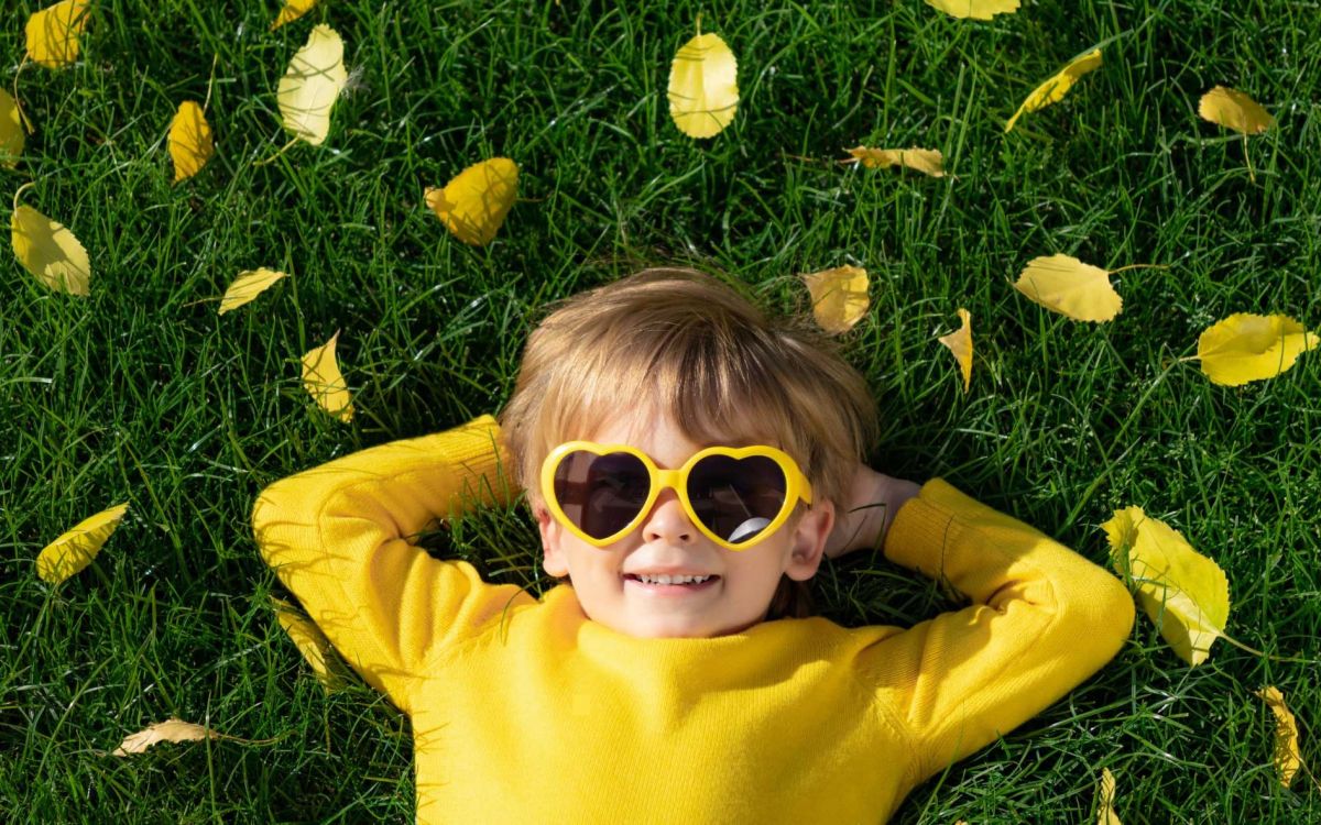 International Day of Play: Kindheit genießen, frei spielen, Sonne tanken. (© Erstellt mit Canva)
