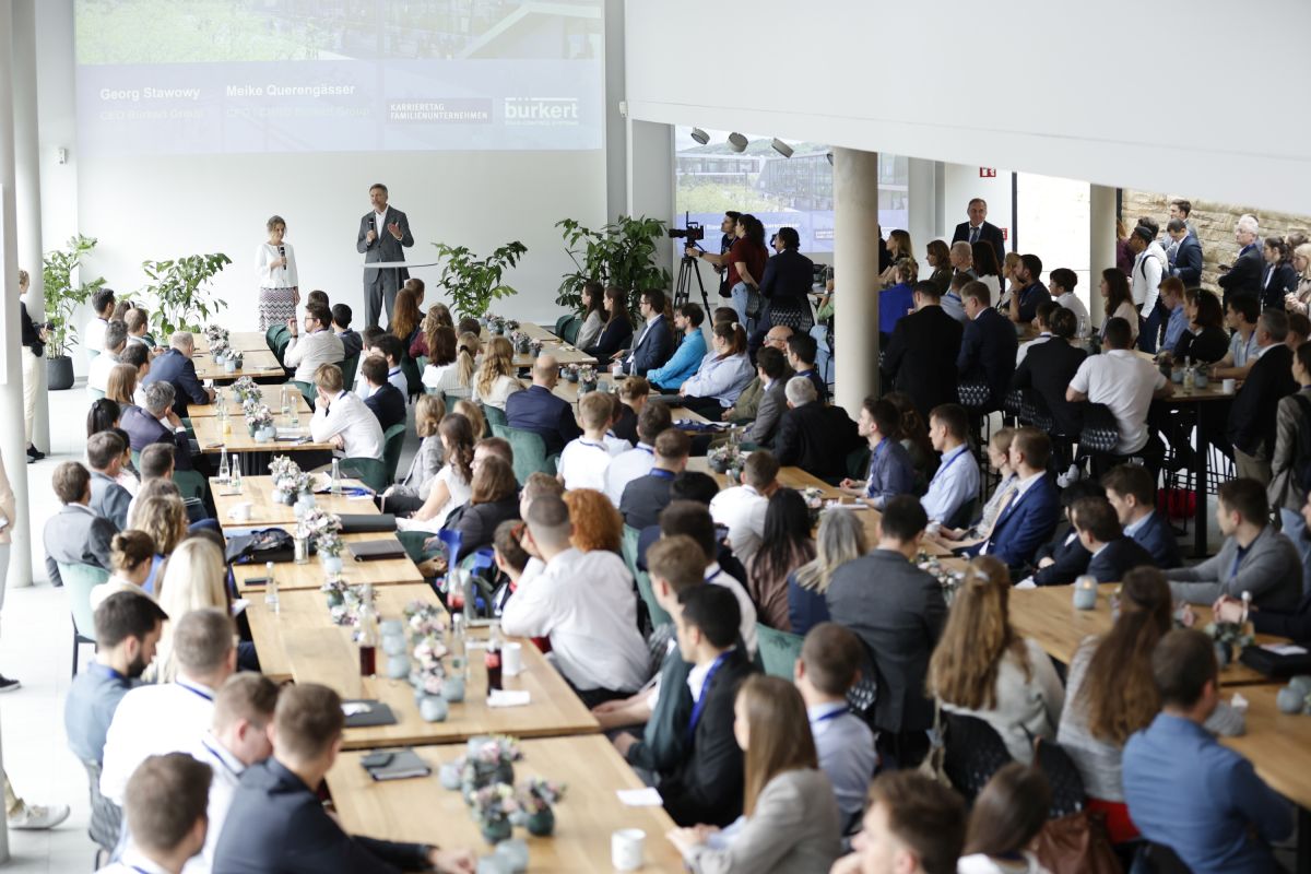 Eröffnung Karrieretag Familienunternehmen (© Der Entrepreneurs Club) Eröffnung Karrieretag Familienunternehmen (© Der Entrepreneurs Club)