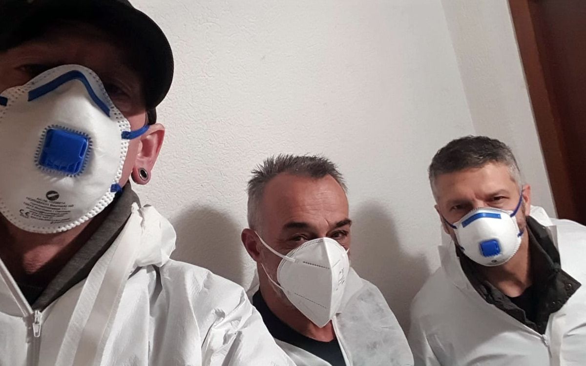 Unser Team bei der Räumung einer Messie-Wohnung (© LOEW Haushaltsauflösungen) Unser Team bei der Räumung einer Messie-Wohnung (© LOEW Haushaltsauflösungen)