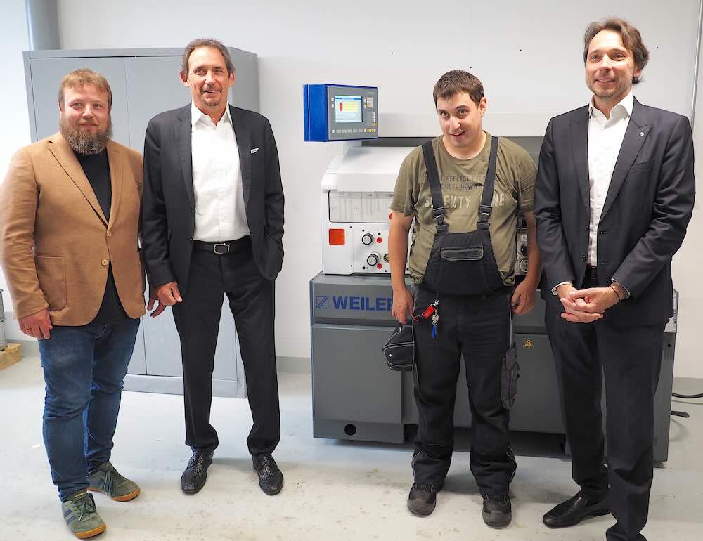 WEILER spendet zur 30-jährigen Partnerschaft den Regnitz-Werkstätten eine neue Drehmaschine (Foto: W WEILER spendet zur 30-jährigen Partnerschaft den Regnitz-Werkstätten eine neue Drehmaschine (Foto: W