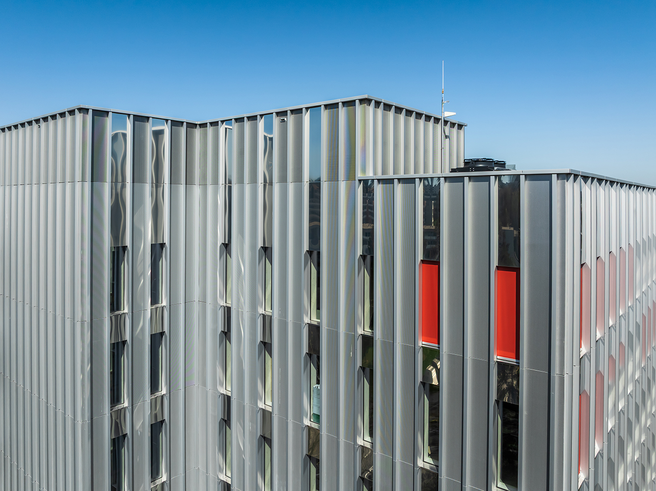 Gebäudefassade der Bâtiment Police (BATPOL) im Schweizer Fribourg, südwestlich von Bern. (Die Bildrechte liegen bei dem Verfasser der Mitteilung.)