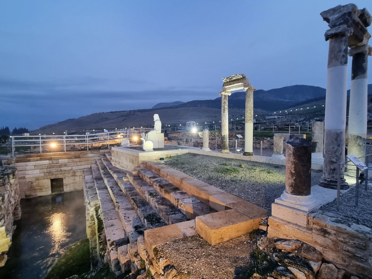 Denizli Hierapolis Night Museum (© GoTürkiye) Denizli Hierapolis Night Museum (© GoTürkiye)
